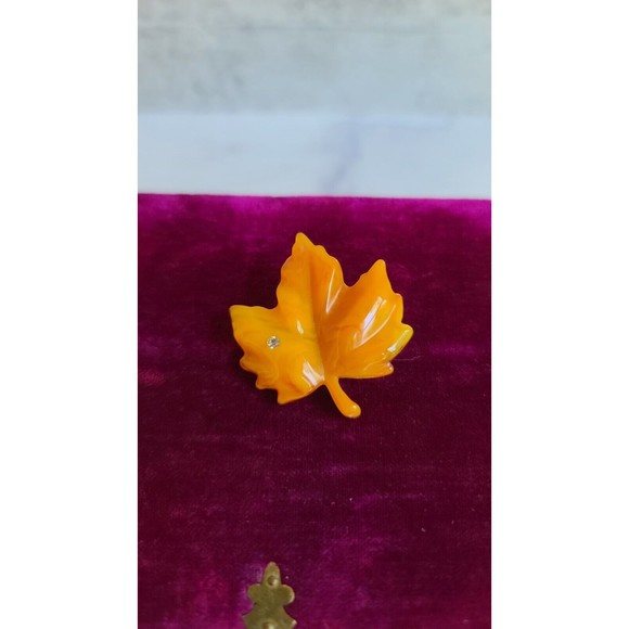 Vintage AVON Amber Marbled Lucite Maple Leaf Brooch Pin Clear Rhinestone - Picture 3 of 10